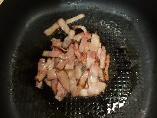 10、培根菠萝味披萨????,培根片煎至两面金黄盛起