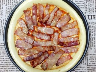 12、培根菠萝味披萨????,把培根片均匀摆放在披萨饼胚上