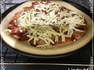 14、培根菠萝味披萨????,烤箱预热10分钟后，把披萨饼放入烤箱中层