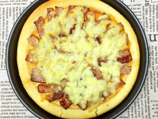 16、培根菠萝味披萨????,取出披萨饼，马苏里拉芝士已经融化