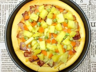 17、培根菠萝味披萨????,在披萨饼上均匀摆放菠萝切片，胡萝卜碎和青豆