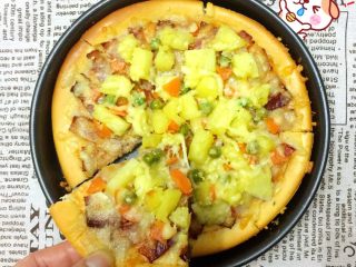 21、培根菠萝味披萨????,用披萨刀切片，即可食用。