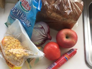 1、自制吐司披萨,这些东西可以做两种口味的