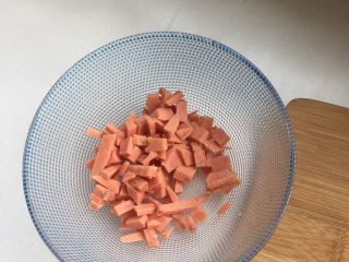 2、自制吐司披萨,火腿切丁