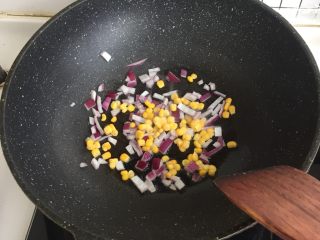 3、自制吐司披萨,放一点点油把洋葱丁和玉米粒炒一下