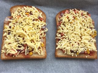 6、自制吐司披萨,铺上奶酪碎，可以再淋上一点蜂蜜也不错