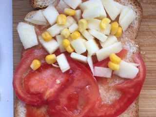 7、自制吐司披萨,还可以这样，苹果切丁和西红柿和玉米粒，涂上蜂蜜也不错