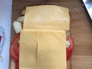 8、自制吐司披萨,或者盖上芝士片