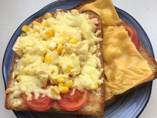 11、自制吐司披萨,烤箱180度，上下加热13分钟，感觉芝士片时间久一点好吃????，依个人口味吧，熟了就行啦！