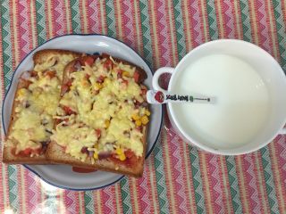 10、自制吐司披萨,烤箱180度，上下加热10分钟