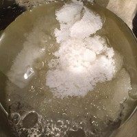 1、正宗红丝绒cupcake,100克玉米油+80克糖+1克盐用蛋抽搅拌均匀。