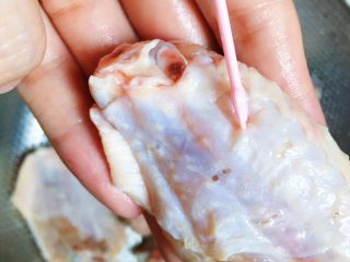 3、奥尔良烤翅,鸡翅用签子多扎几个小眼方便腌制入味