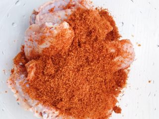 4、奥尔良烤翅,将味料倒入装有鸡翅的小碗进行泰式“马杀鸡”