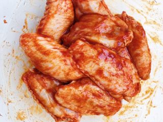 5、奥尔良烤翅,拌好之后静置几分钟