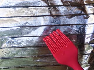 7、奥尔良烤翅,烤盘铺上锡纸 是为了接住烤翅过程中滴落的油 烤架刷一层油防止烤翅粘连 