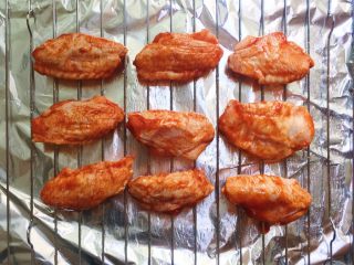 8、奥尔良烤翅,均匀地码上鸡翅