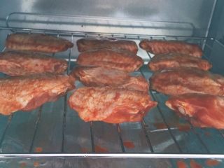 9、奥尔良烤翅,烤箱提前200度预热后接着烤15分钟后翻面再烤15分钟