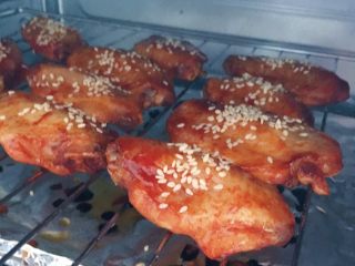 11、奥尔良烤翅,撒上适量白芝麻再烤2分钟左右就完成啦