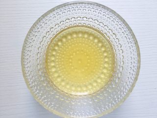 10、奥尔良烤翅,蜂蜜与清水2:1混合好后均匀涂抹在鸡翅表面 继续5分钟 反之重复一遍 