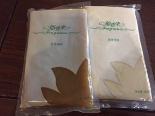 1、双色桃山皮月饼,准备月饼材料，我用到的桃山皮是原味和绿茶各一半，馅料用的是核桃酸乳酪馅的。