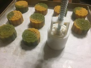 8、双色桃山皮月饼,月饼模具倒扣，按压模具的手柄，不要太用力。