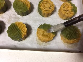 11、双色桃山皮月饼,表皮刷一层薄薄的水。