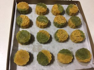 13、双色桃山皮月饼,烤好及时出炉。