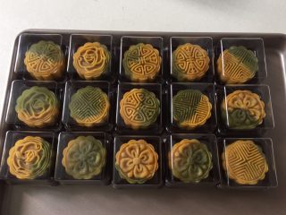 15、双色桃山皮月饼,彻底放凉以后密封包装。