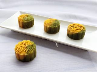 16、双色桃山皮月饼,这个月饼回油很快，放了一夜月饼就有些光泽了。