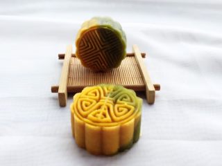 17、双色桃山皮月饼,成品图。