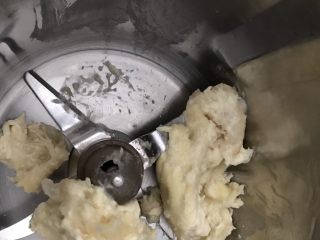 1、超级好吃的榴莲披萨,把去了核的榴莲肉放入GOURMETmaxx西式厨师机的搅拌桶,点动几秒打成泥,备用。