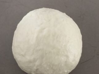 5、超级好吃的榴莲披萨,滚圆入28度发酵箱一发。一发到一半的时候可以预热石板250度。如果没有石板,就省略这一步。一发好再预热烤箱。