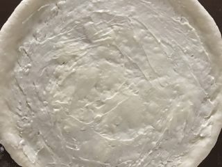 8、超级好吃的榴莲披萨,先薄薄的抹一层奶酪。