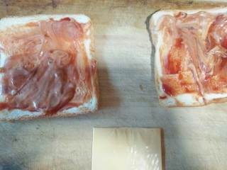 3、零基础芝士披萨,抹上番茄酱和沙拉酱，把奶酪切成条