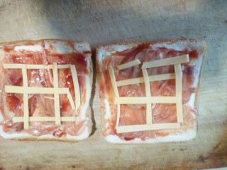 4、零基础芝士披萨,摆在面包片上