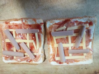 5、零基础芝士披萨,加上素肠和想加的蔬菜，甜青椒，西红柿，洋葱，各种你想加的，我又加上炒的鸡蛋，撒上芝士，多撒一些，因为撒少不好吃不说还拉丝