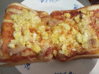 6、零基础芝士披萨,我的出锅，轻微拉丝，好好的东西，没切边，没加青菜，芝士放少了，所以没有那么美的效果，但是吃的话确实不错，我放微波炉9分钟