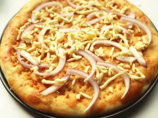 11、黑椒牛柳披萨,撒一些奶酪。