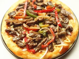 12、黑椒牛柳披萨,铺上刚才炒好的黑椒牛柳。