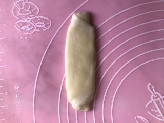 14、蛋黄酥（黄油版）,在一次擀成长舌状