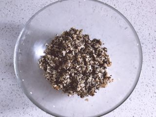 8、燕麦芝麻核桃酥－低卡又香酥的小饼干,搅拌均匀，此时是偏干的状态，但是可以成团