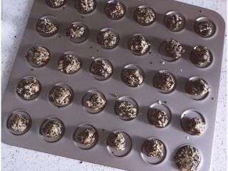 10、燕麦芝麻核桃酥－低卡又香酥的小饼干,用手或者勺子塑形的小球