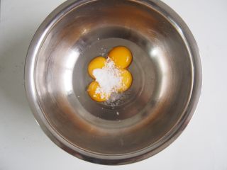 1、椰蓉蛋糕,鸡蛋分离蛋清和蛋黄，蛋黄放入盆中，加入10g白糖。