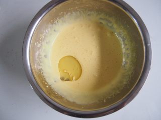 2、椰蓉蛋糕,打发至蛋黄颜色变浅，糖基本溶化，并且蛋黄液变得浓稠有光泽，分三次加入玉米油，每次都搅拌均匀。