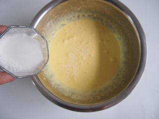 3、椰蓉蛋糕,分三次加入牛奶，每次都搅拌均匀。