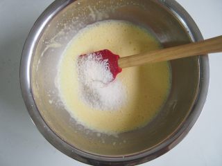 4、椰蓉蛋糕,加入10g椰蓉，搅拌均匀。