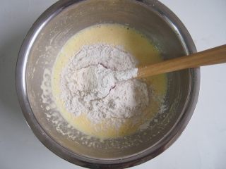 5、椰蓉蛋糕,筛入低筋面粉，切拌均匀。
