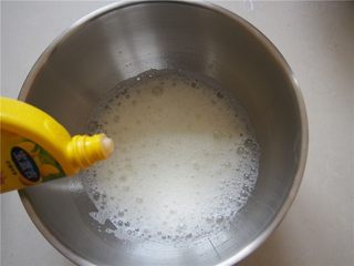 6、椰蓉蛋糕,蛋白中加入几滴柠檬汁，打发至鱼眼泡加入三分之一糖