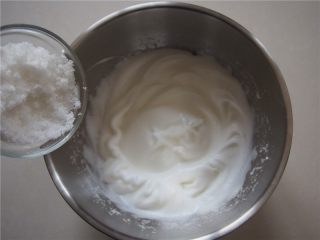 7、椰蓉蛋糕,打发至出现纹路加入三分之一糖