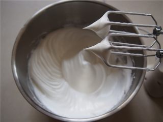 8、椰蓉蛋糕,打发至纹路明显加入剩下的糖，打至硬性发泡